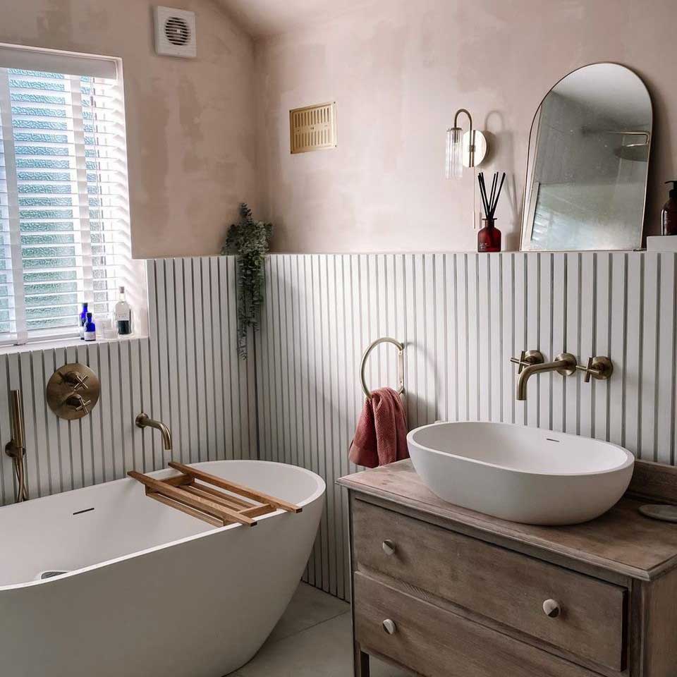slat wall panels in a modern bathroom