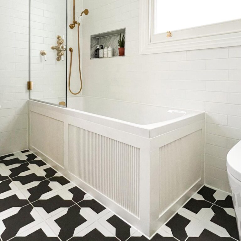 Mini-Fluted bath panels in white